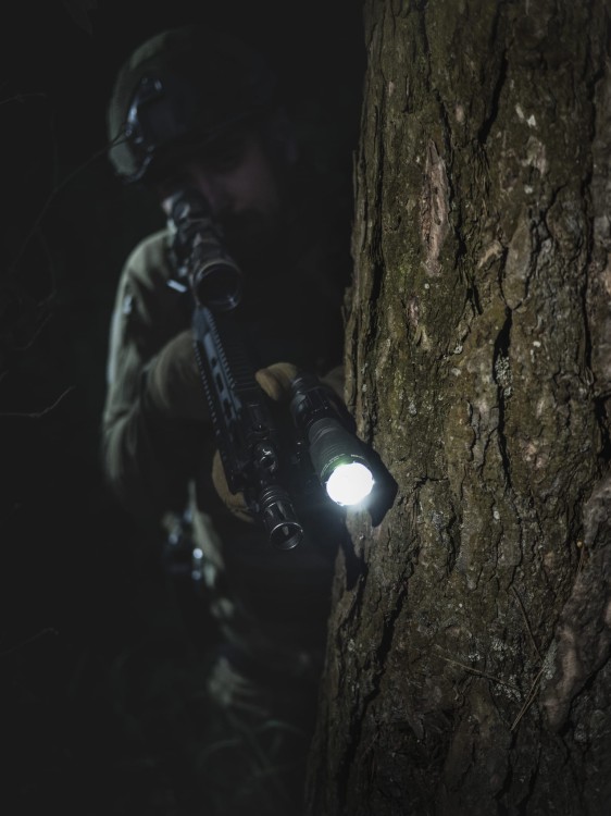 LATARKA TAKTYCZNA ARMYTEK DOBERMANN PRO V3.5 USB WHITE