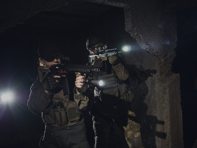 LATARKA TAKTYCZNA ARMYTEK DOBERMANN PRO V3.5 USB WHITE